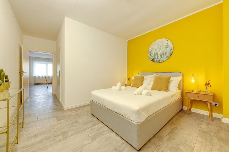 Bed, Photo of the whole room, Decorative detail, Bedroom, towels