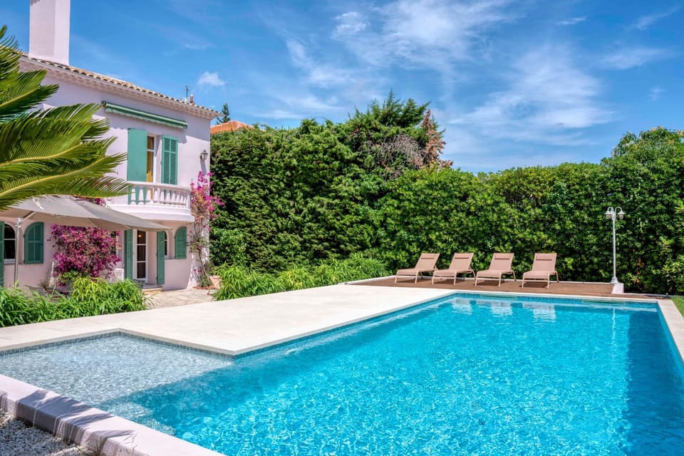 Sumptuous family villa with swimming pool within walking distance of Cannes Villa in Cannes