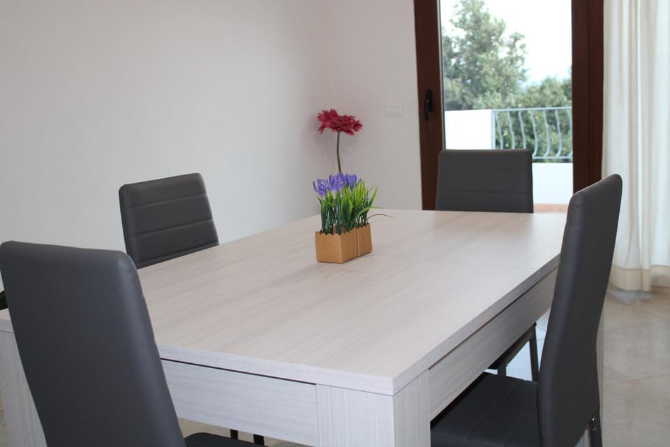 Seating area, Dining area