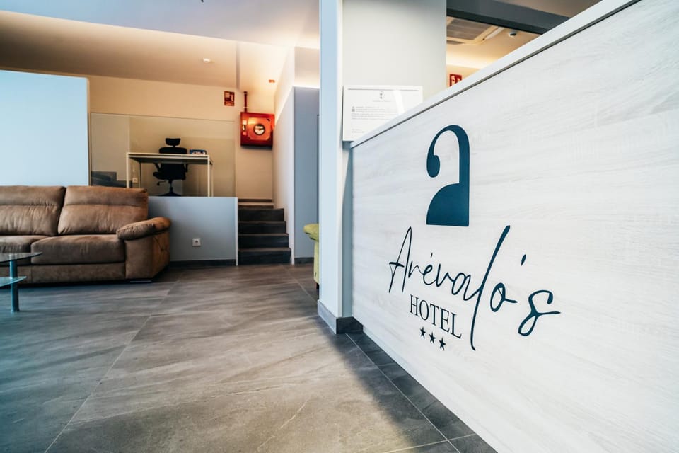 Property building, Living room, Lobby or reception, Seating area, Logo/Certificate/Sign