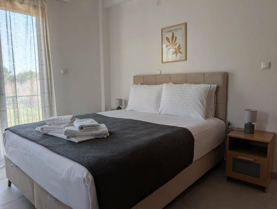 Bed, Photo of the whole room, Bedroom, towels
