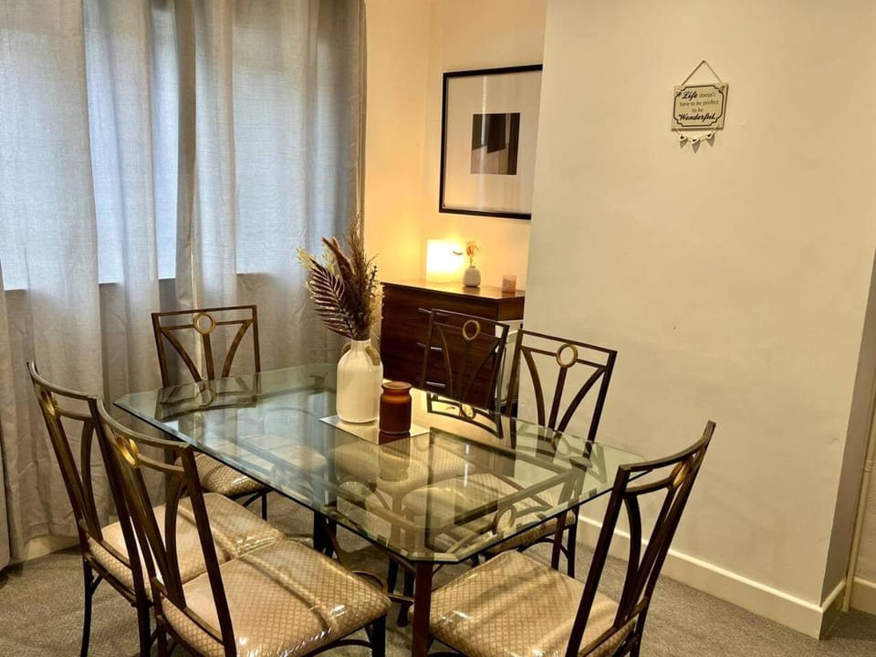 4 Bedroom Terrace house Near Town Center Wellingborough House in Wellingborough