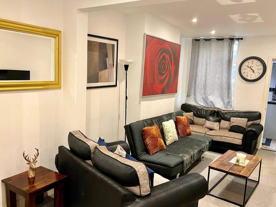 4 Bedroom Terrace house Near Town Center Wellingborough House in Wellingborough