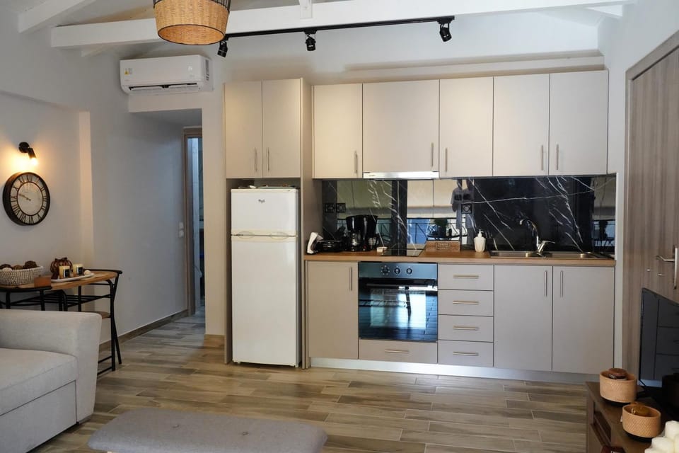Coffee/tea facilities, Living room, Dining area, pet friendly, stove, air conditioner