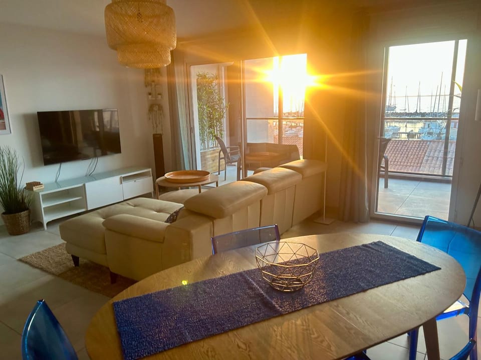 TV and multimedia, Living room, Seating area, Dining area, Sunrise