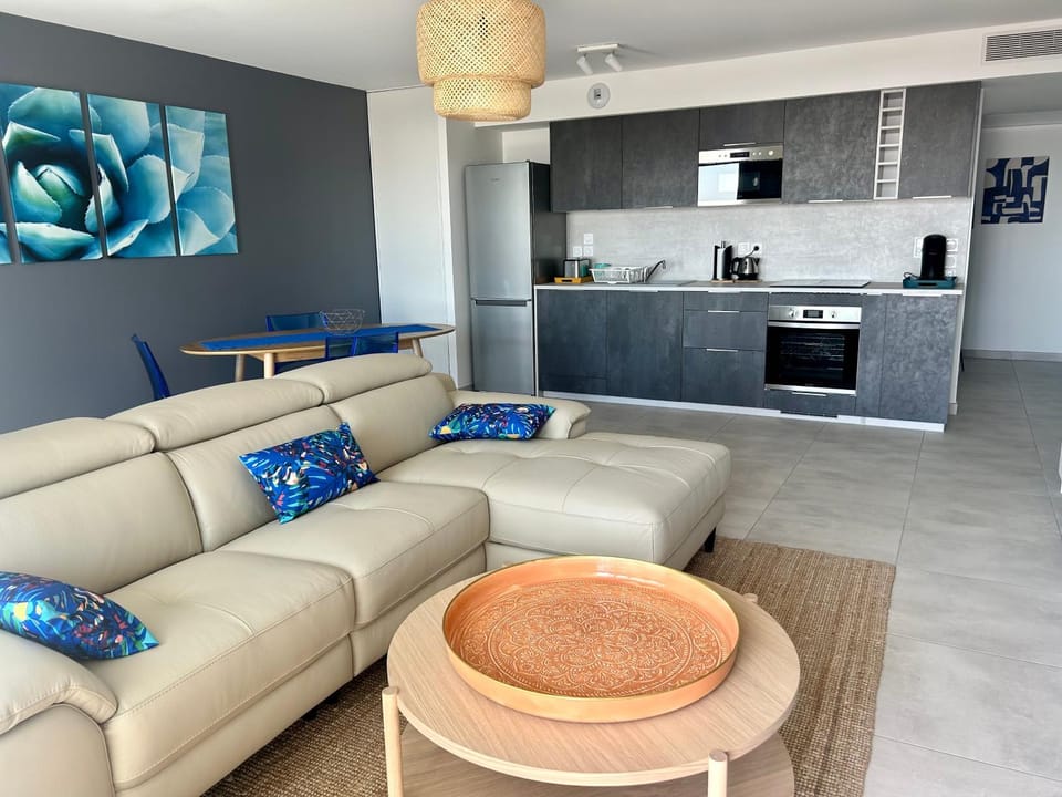 Kitchen or kitchenette, Living room, minibar, pet friendly