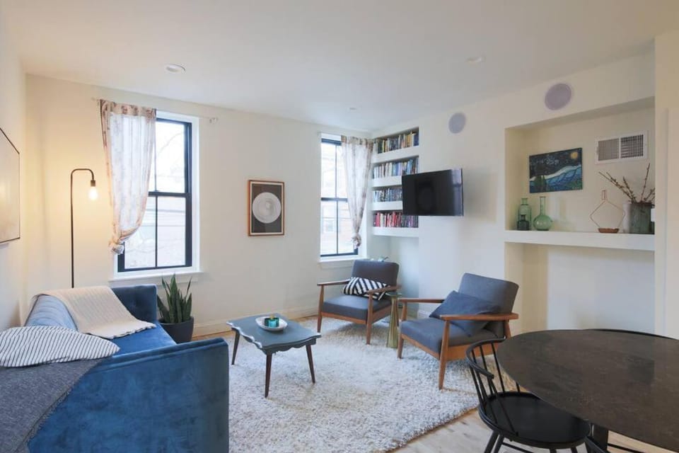 Large 2 BDR With Deck Hosted By StayRafa Apartment in Philadelphia
