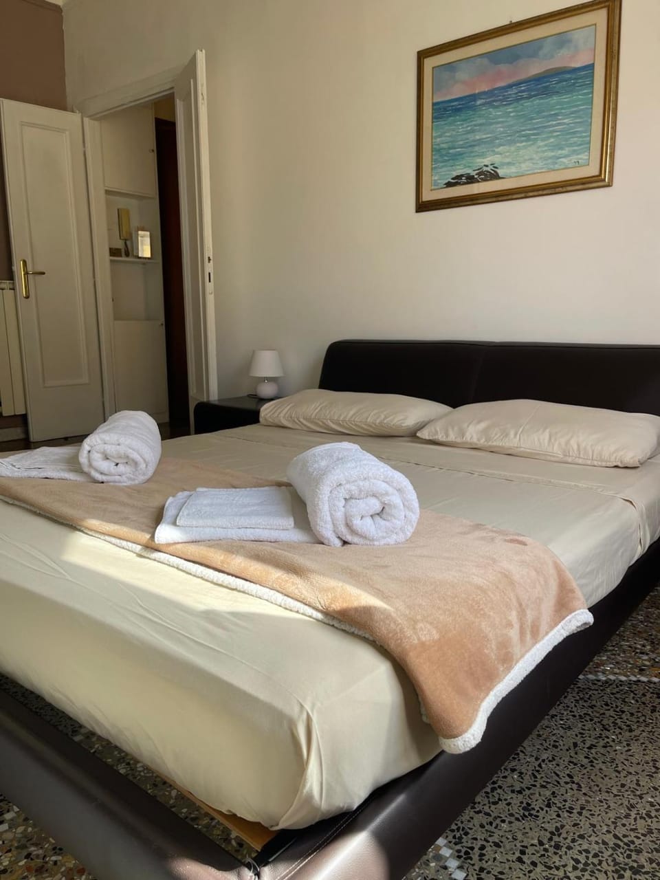 Bed, Photo of the whole room, Bedroom, towels