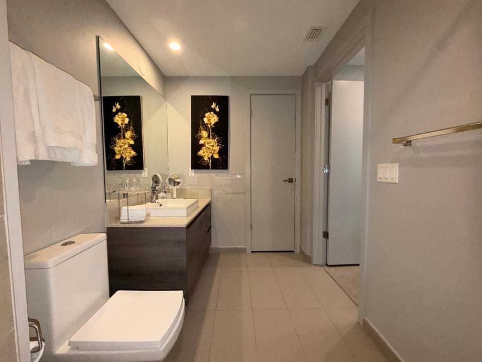 Amazing Studio Located in Upscale-Prime Location. Walking Distance to Restaurant Apartment in Brickell