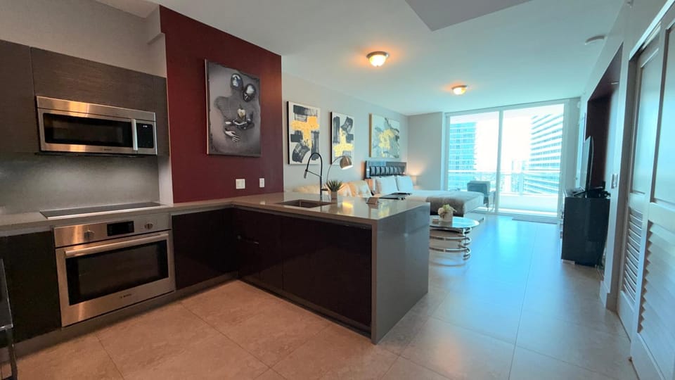 Amazing Studio Located in Upscale-Prime Location. Walking Distance to Restaurant Apartment in Brickell
