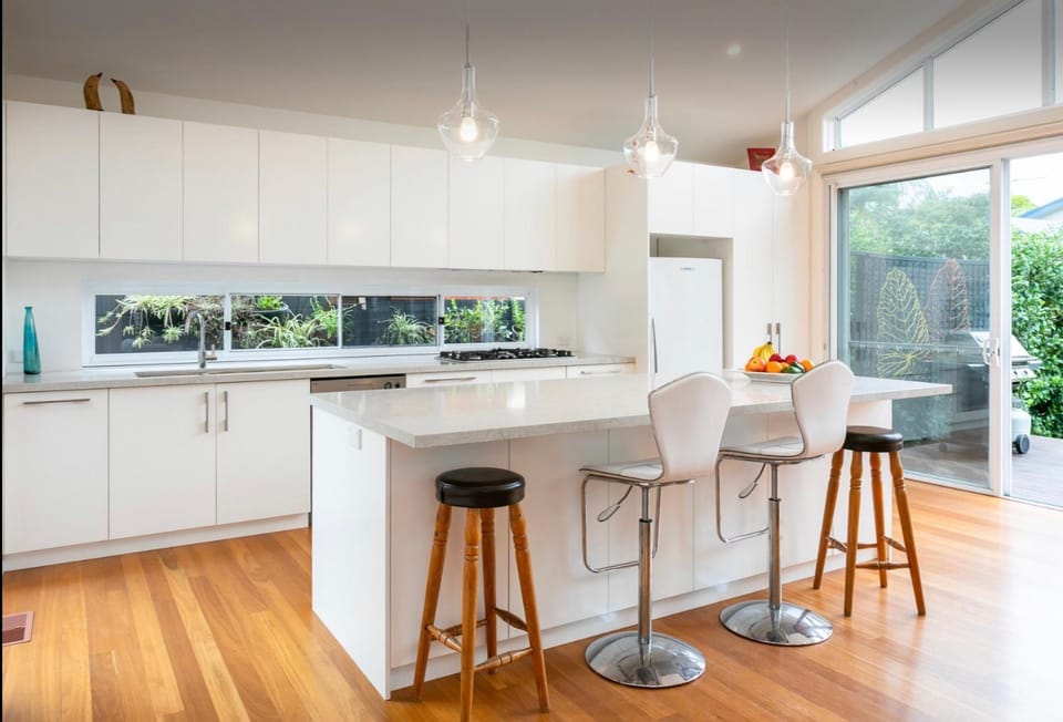 Kitchen or kitchenette, minibar, stove