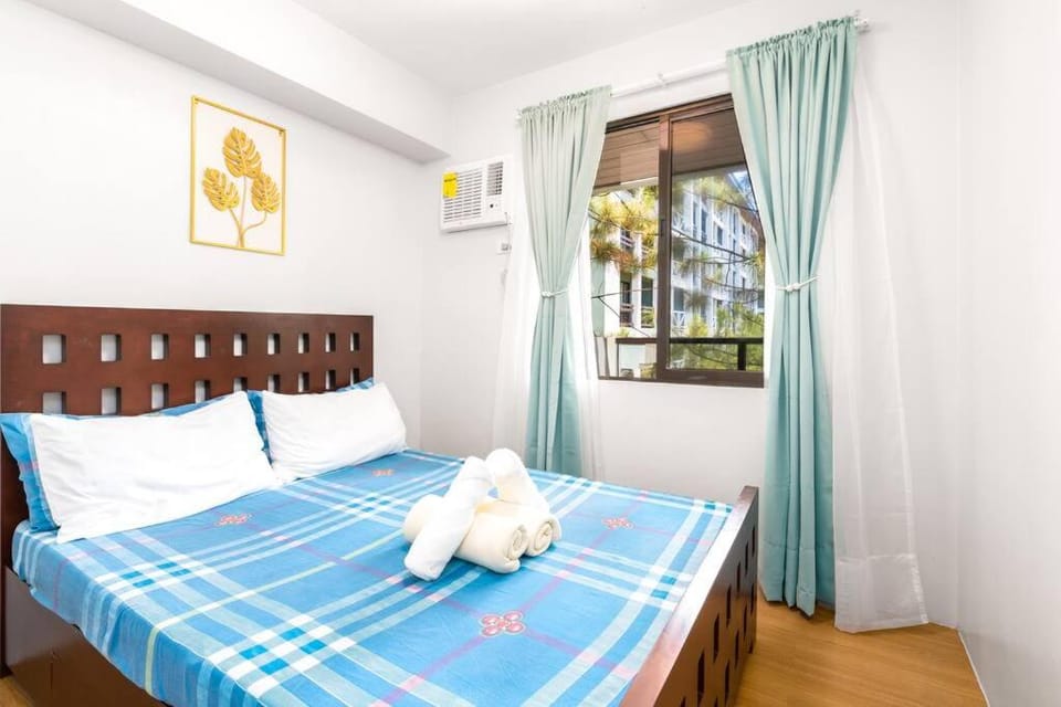 Bed, Bedroom, towels, air conditioner