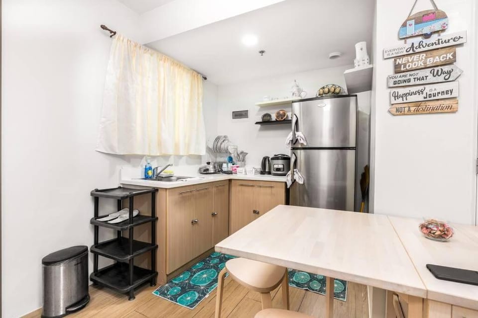 Kitchen or kitchenette, minibar