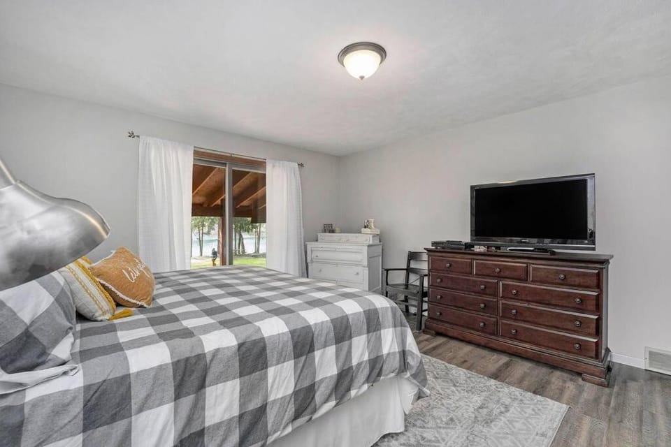 Bed, TV and multimedia, Bedroom