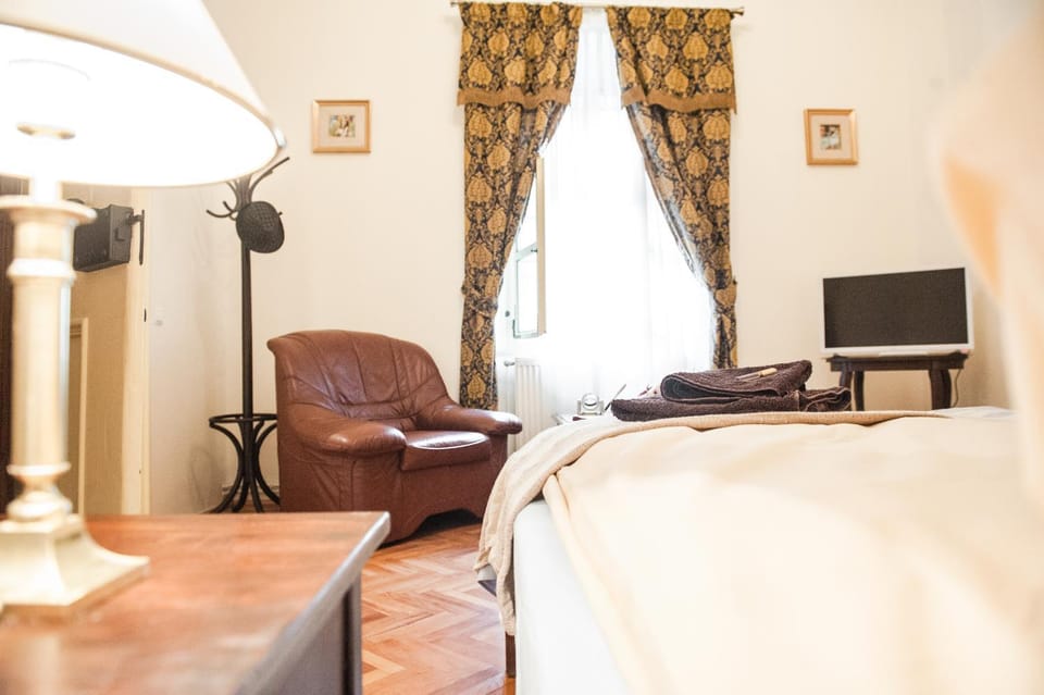 Bed, TV and multimedia, Bedroom