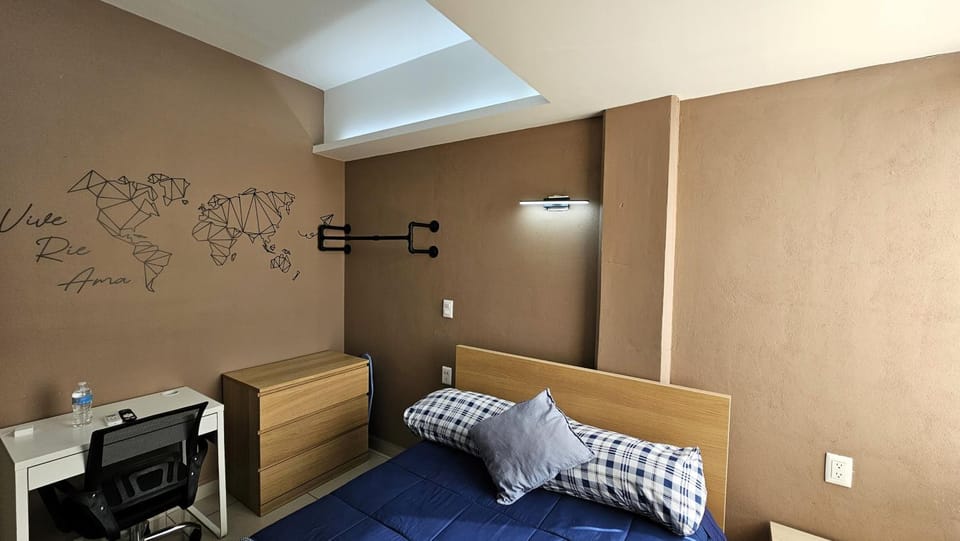 Bed, TV and multimedia, Photo of the whole room, Bedroom