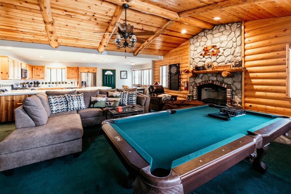 Billiard, Living room, Seating area