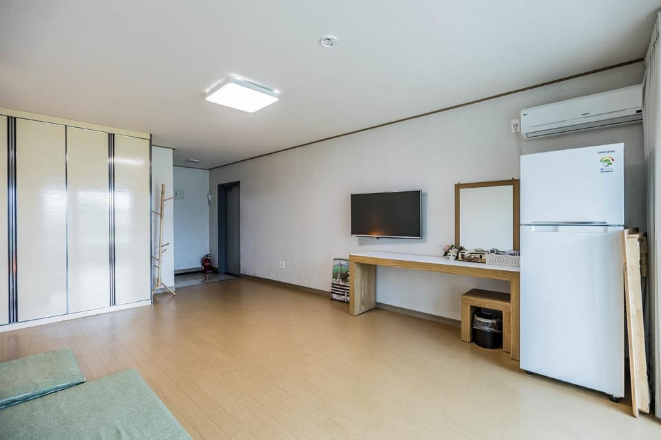 Communal lounge/ TV room, Photo of the whole room