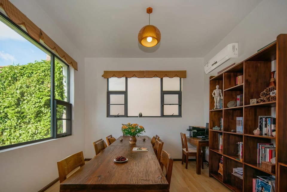 Communal lounge/ TV room, Library, Seating area, Dining area