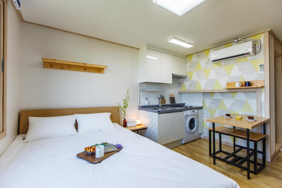 Kitchen or kitchenette, Photo of the whole room, washing machine