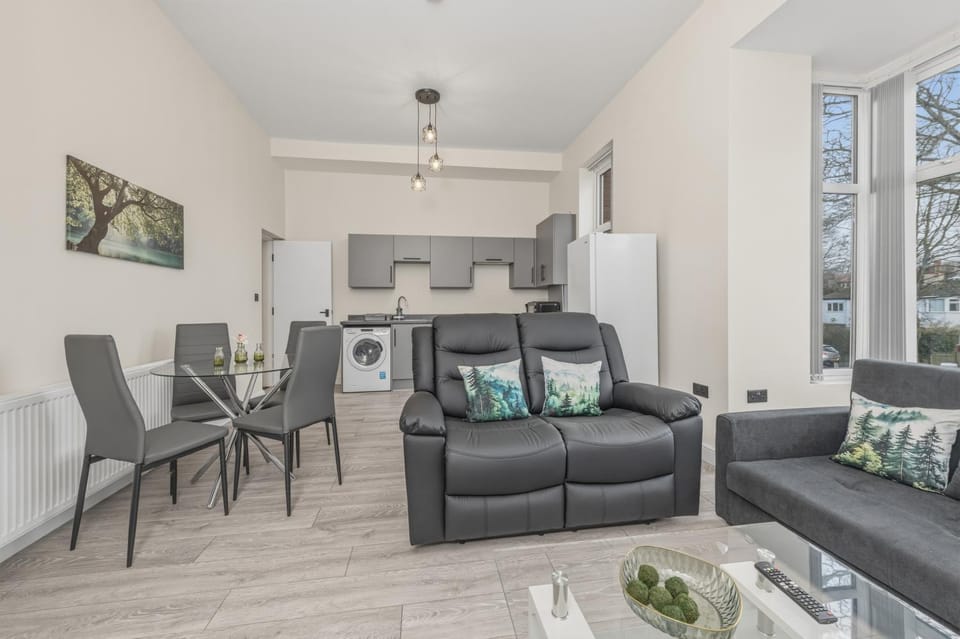 Kitchen or kitchenette, Living room, Seating area, Dining area