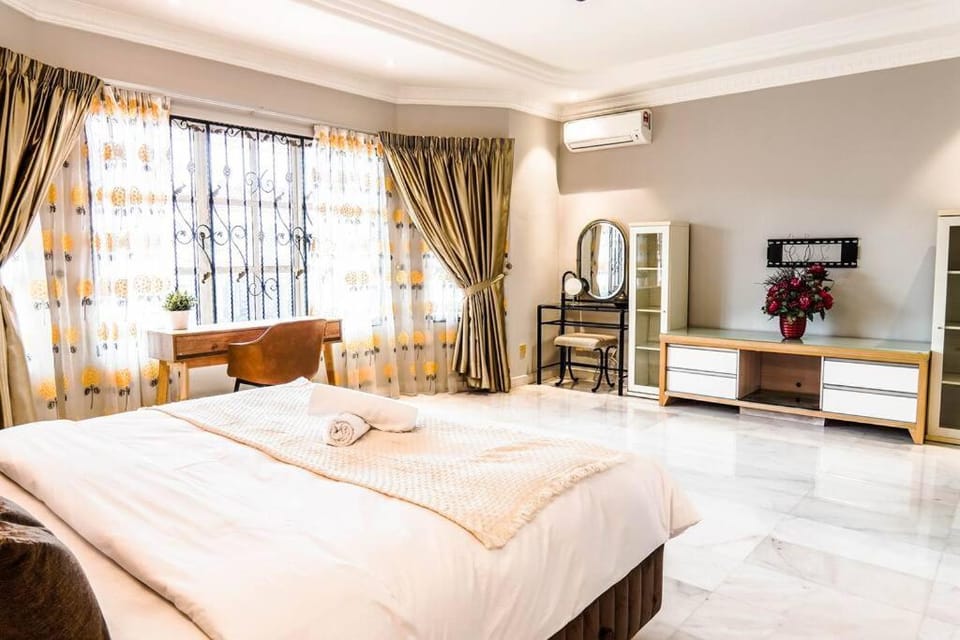 Bed, Photo of the whole room, Bedroom, air conditioner