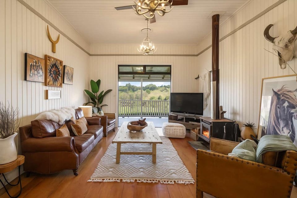 TV and multimedia, Living room, Seating area, fireplace