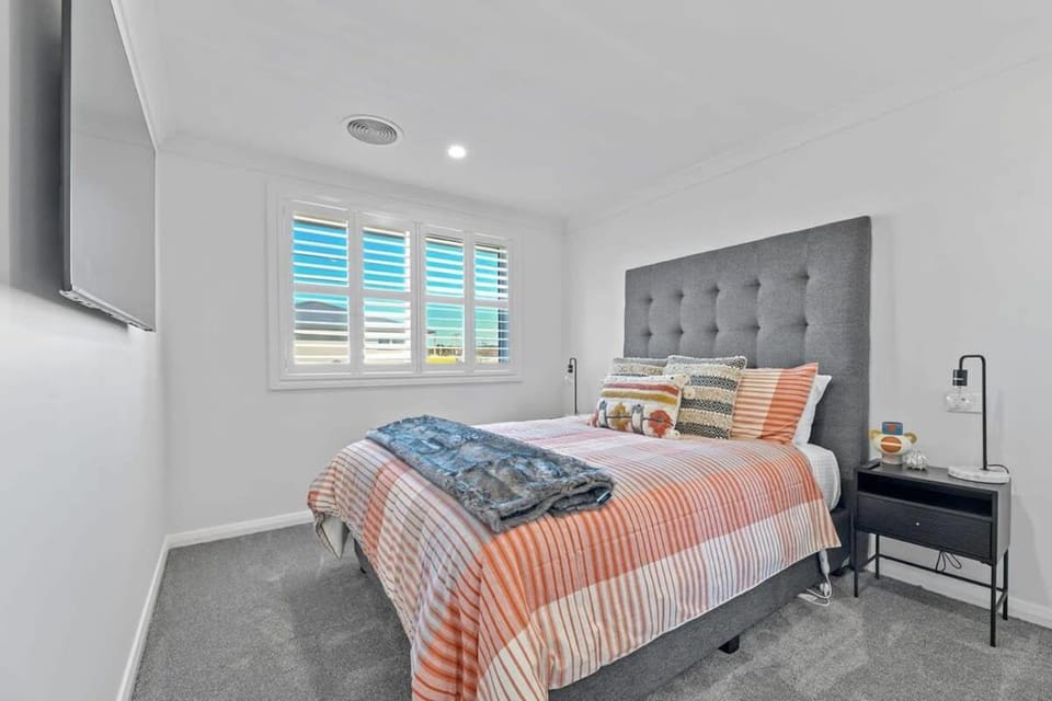 Cosy on Curran - CBD Escape, EV Plug, Firepit Apartment in Orange