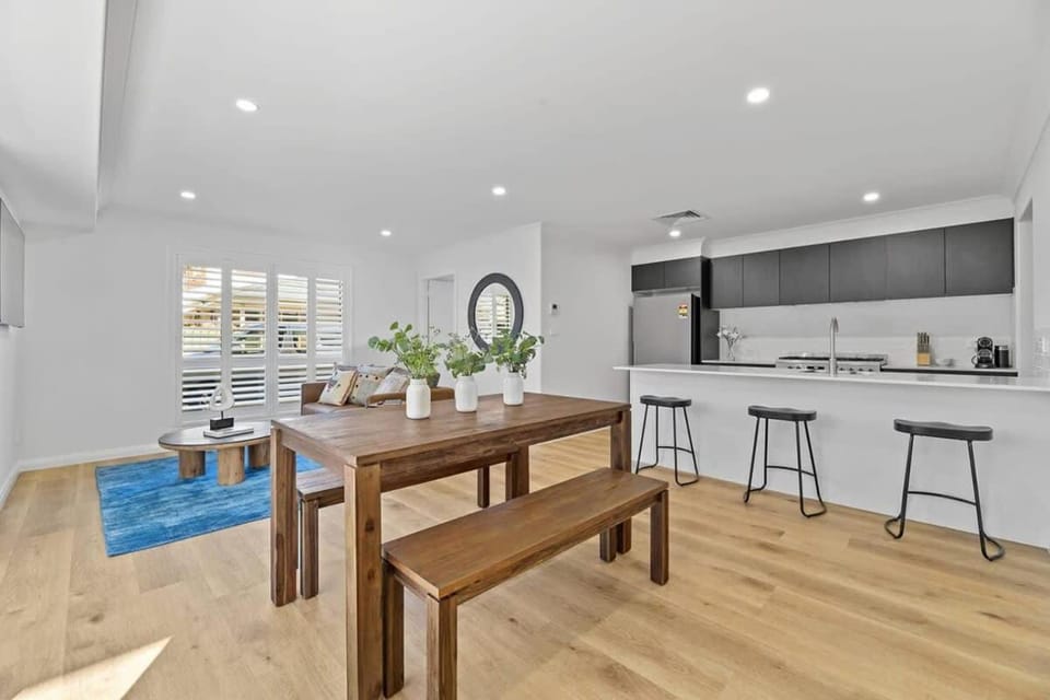 Cosy on Curran - CBD Escape, EV Plug, Firepit Apartment in Orange