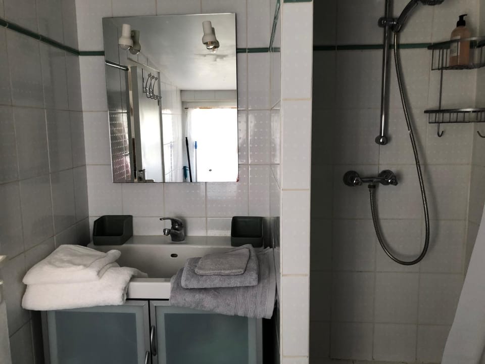 Shower, Bathroom, towels