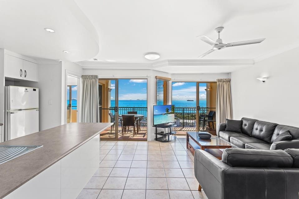 Kitchen or kitchenette, Living room, Sea view