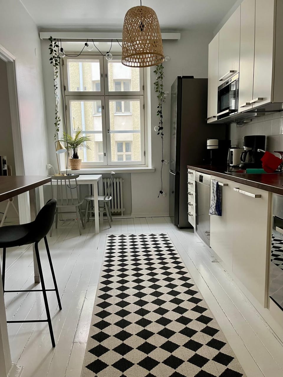 Kitchen or kitchenette, dishwasher, stove