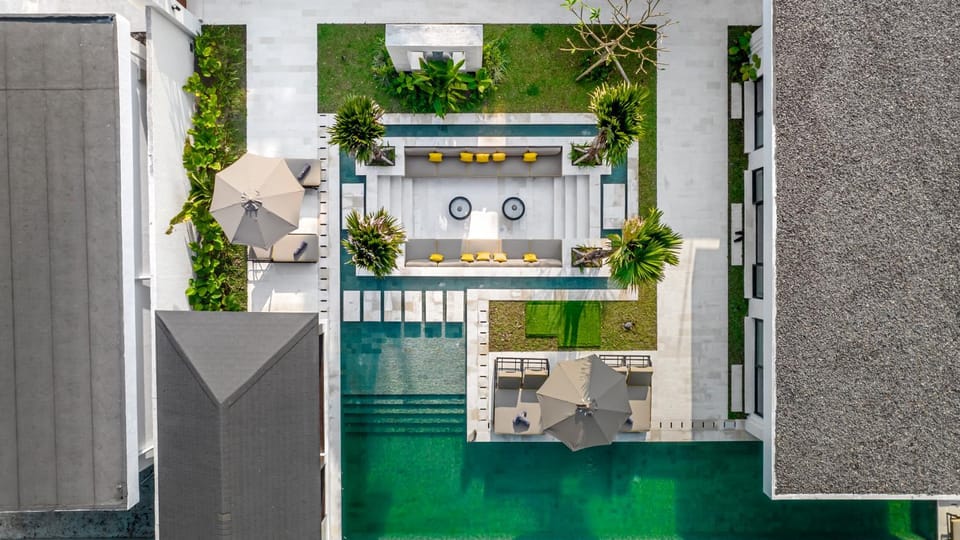 Property building, Bird's eye view, Seating area, Pool view, Swimming pool, Parking, internet, sunbed