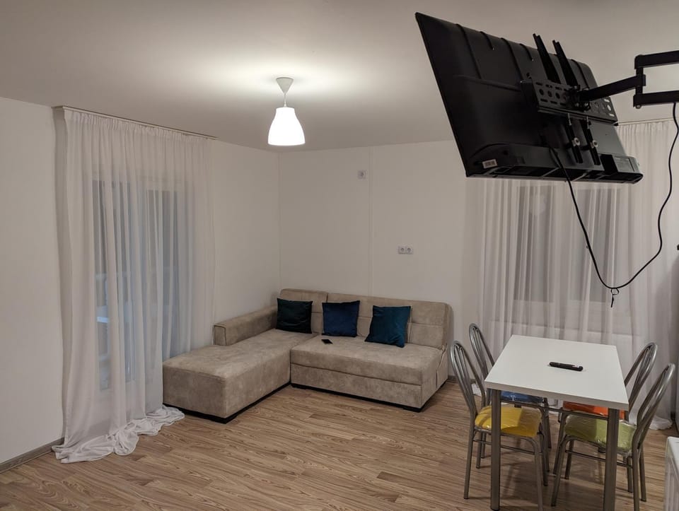 Communal lounge/ TV room, TV and multimedia, Living room, Seating area, Evening entertainment