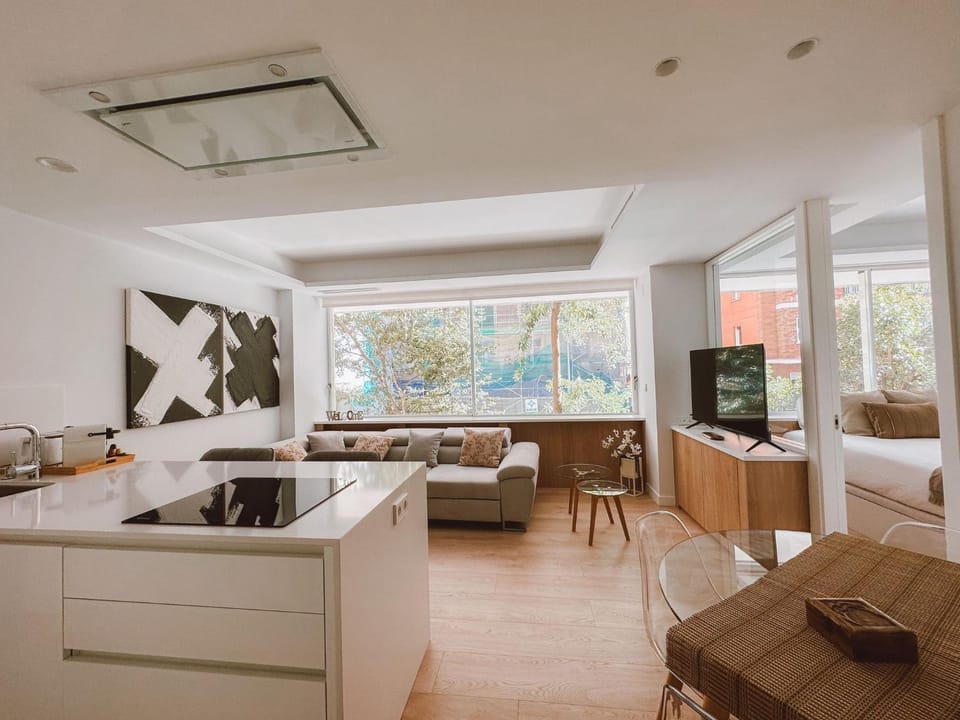 TV and multimedia, Living room, Seating area, Dining area