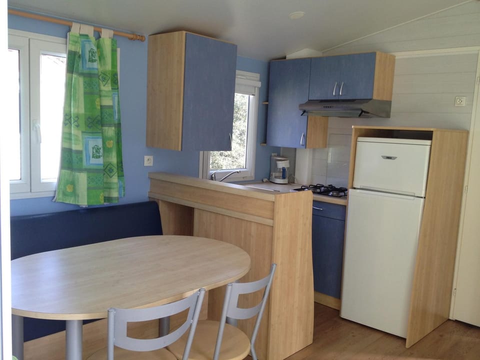 Day, Dining area