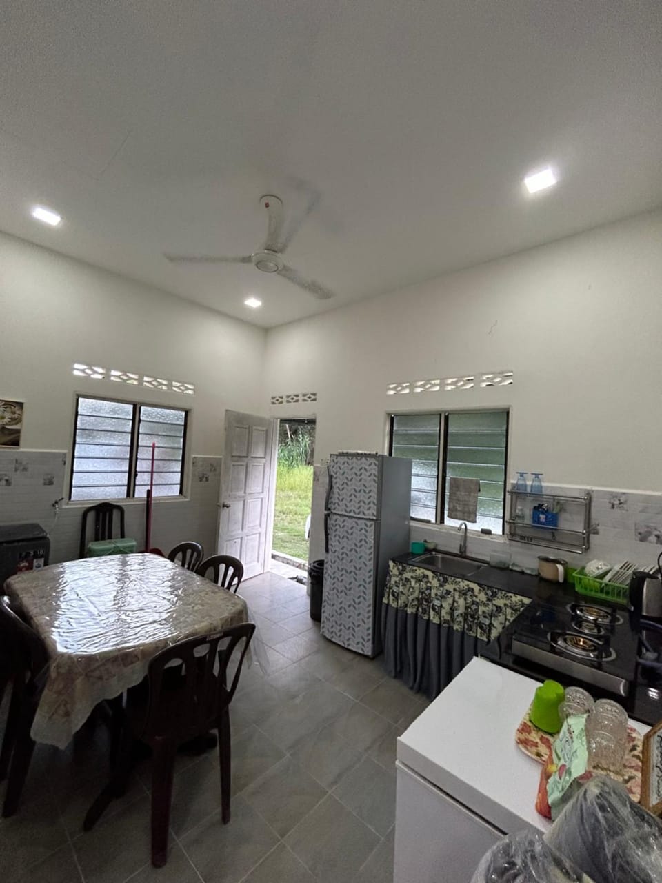 Kitchen or kitchenette, Dining area