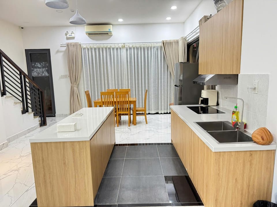 Kitchen or kitchenette, Seating area, stove