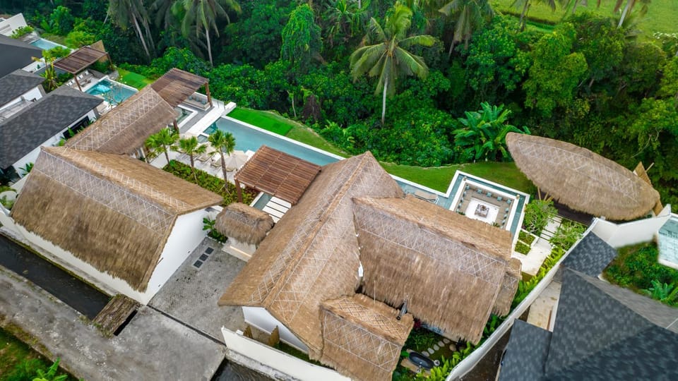 Property building, Natural landscape, Bird's eye view, View (from property/room), Pool view, Swimming pool, Parking, internet