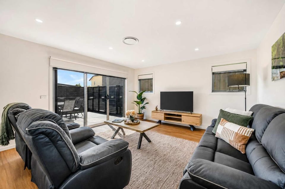 Villa Two NEW 2 Bed Bath 10 min to Airport CBD Villa in Bellerive