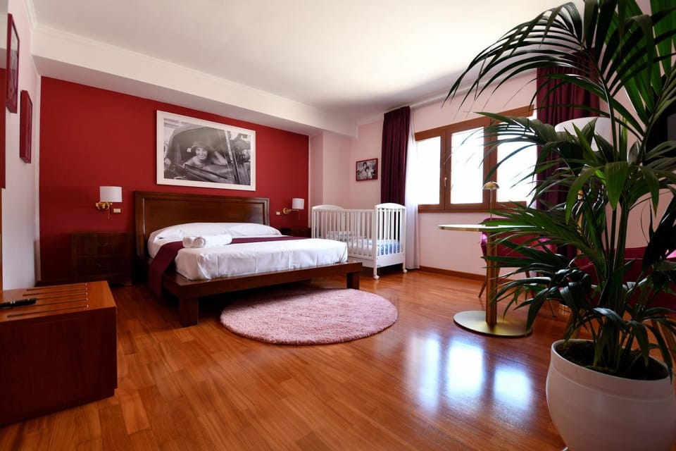 Bed, Balcony/Terrace, Photo of the whole room, Bedroom, locker, safe
