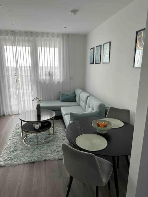 Stunning one-bedroom apartment- Next to tube station- Sleeps 3 Apartment in Southall