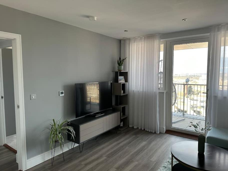 Stunning one-bedroom apartment- Next to tube station- Sleeps 3 Apartment in Southall