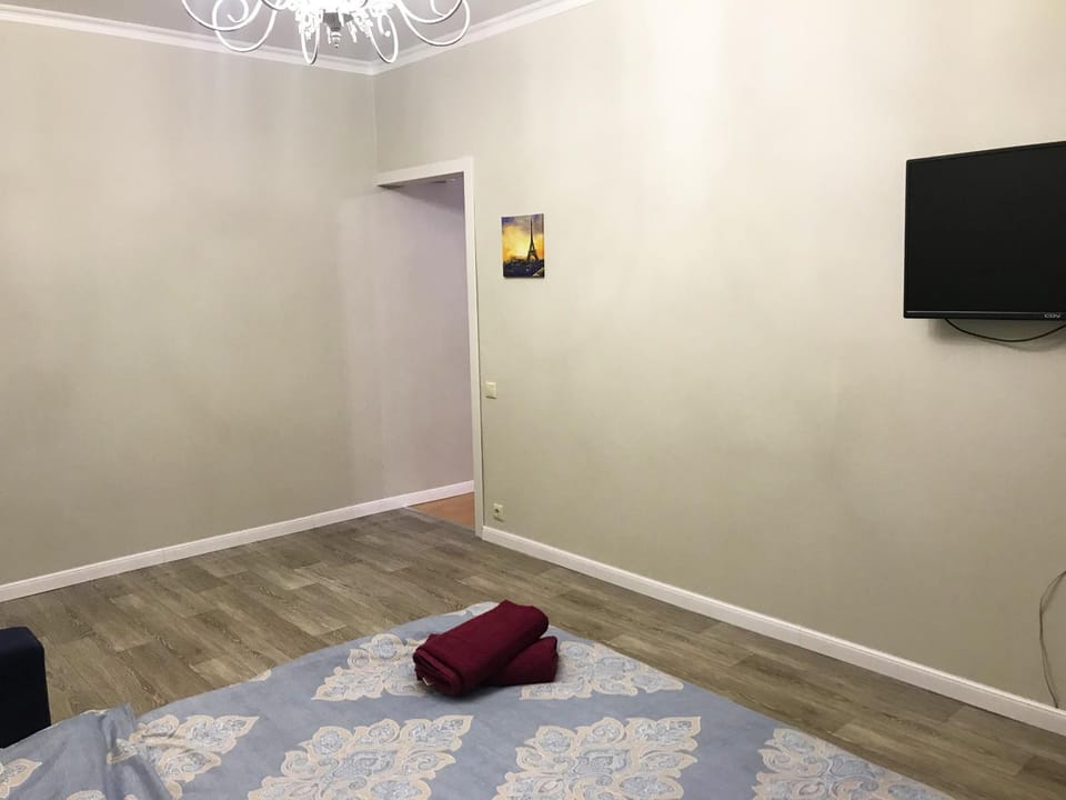 Bed, TV and multimedia, Photo of the whole room, Bedroom, towels