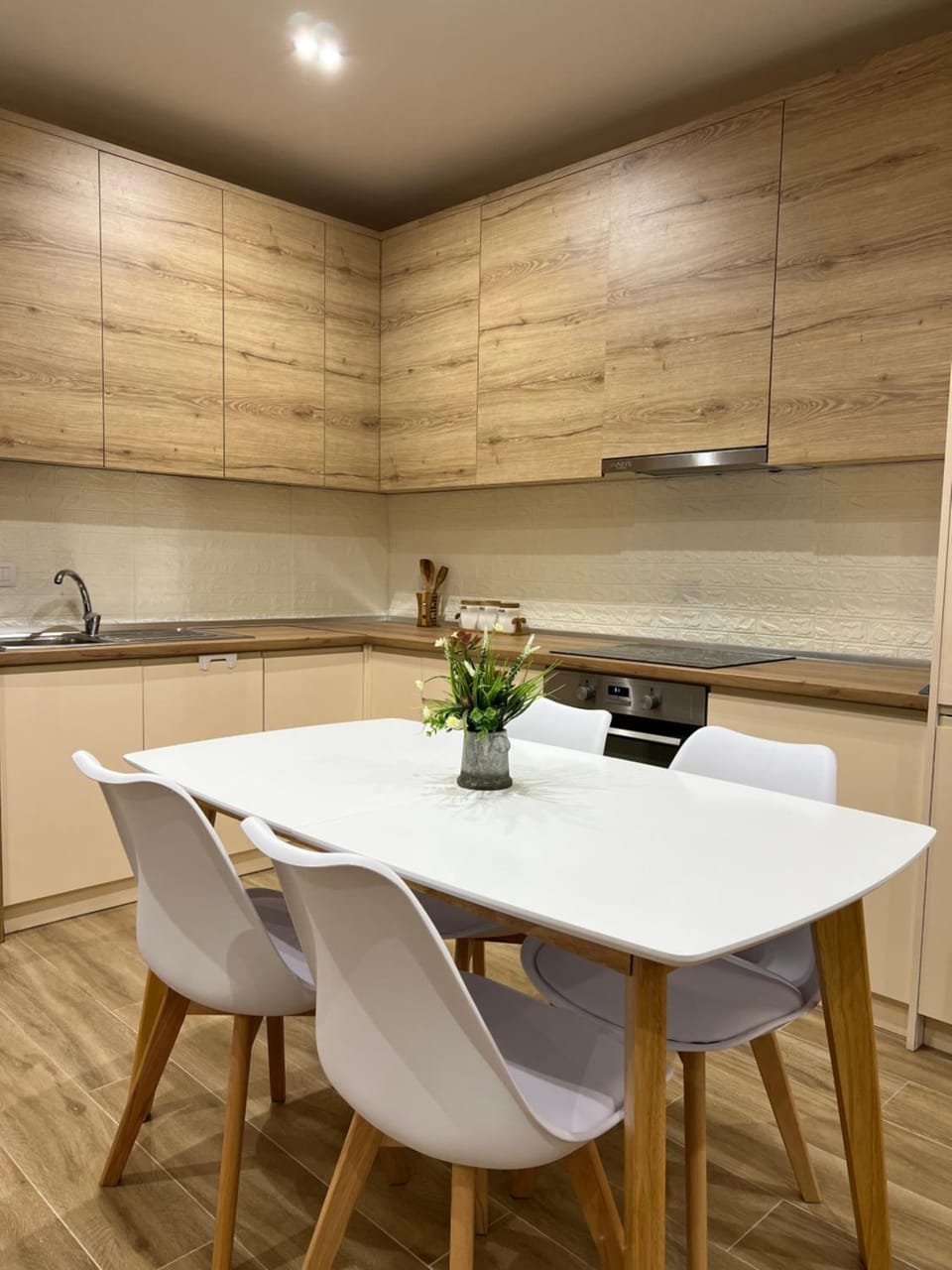 Kitchen or kitchenette, Dining area