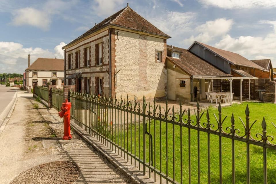 Les cas rouge House in Bourgogne-Franche-Comté