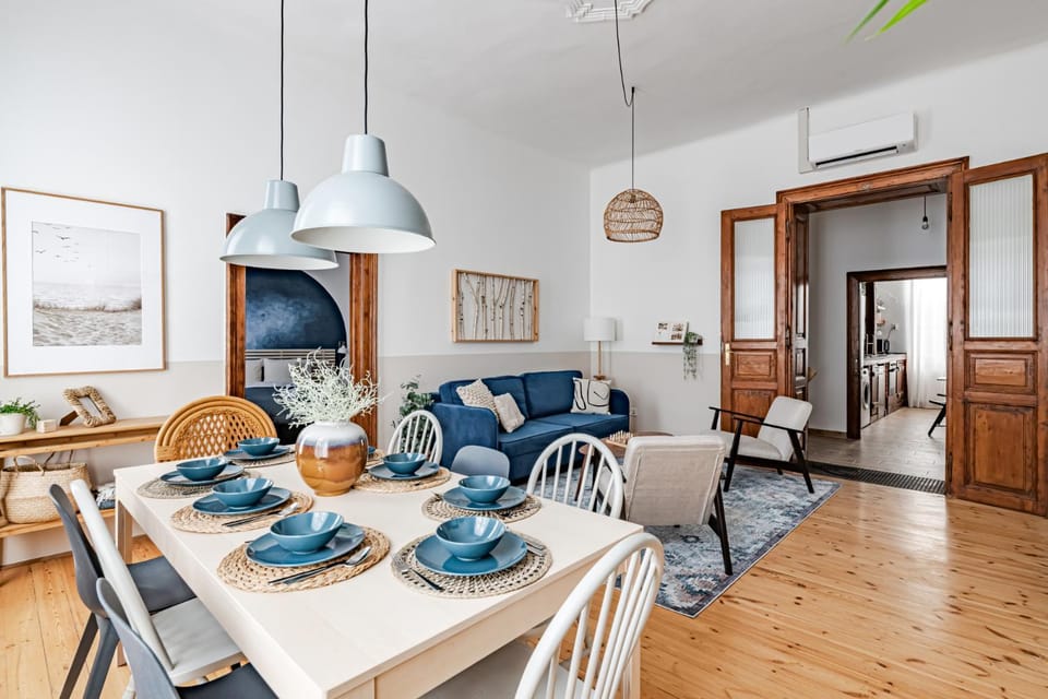 Communal lounge/ TV room, Kitchen or kitchenette, Living room, Decorative detail, Decorative detail, Seating area, Dining area, Meeting/conference room, group of guests, group of guests, Family, Family, internet, internet, soundproof, air conditioner