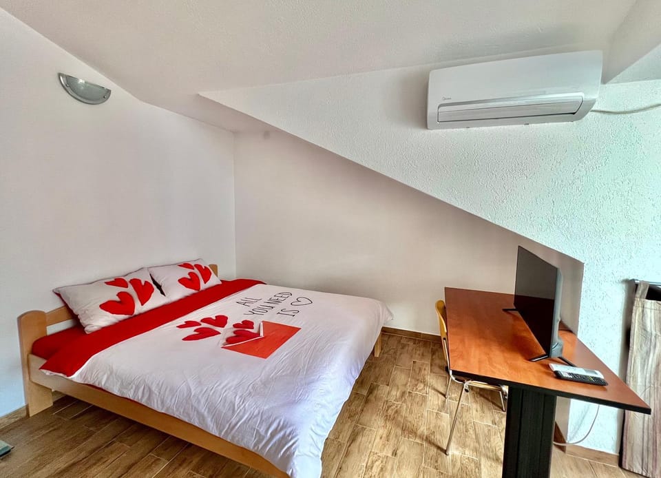 Homestay Mark - DOUBLE BED ROOM - shared bathroom Vacation rental in Budva