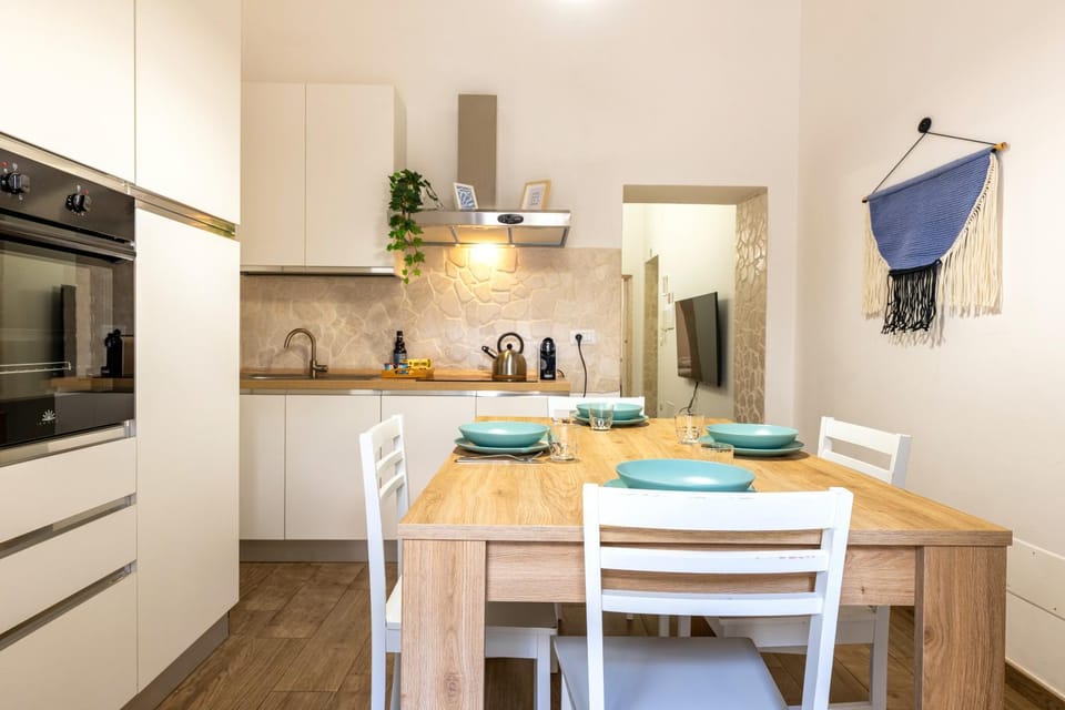 Coffee/tea facilities, Kitchen or kitchenette, Dining area, oven, stove