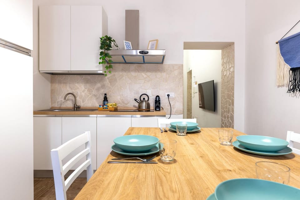 Kitchen or kitchenette, Dining area, stove